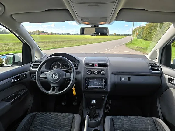 Volkswagen Touran 2011 photo 3