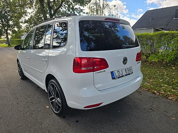 Volkswagen Touran 2011 photo 2