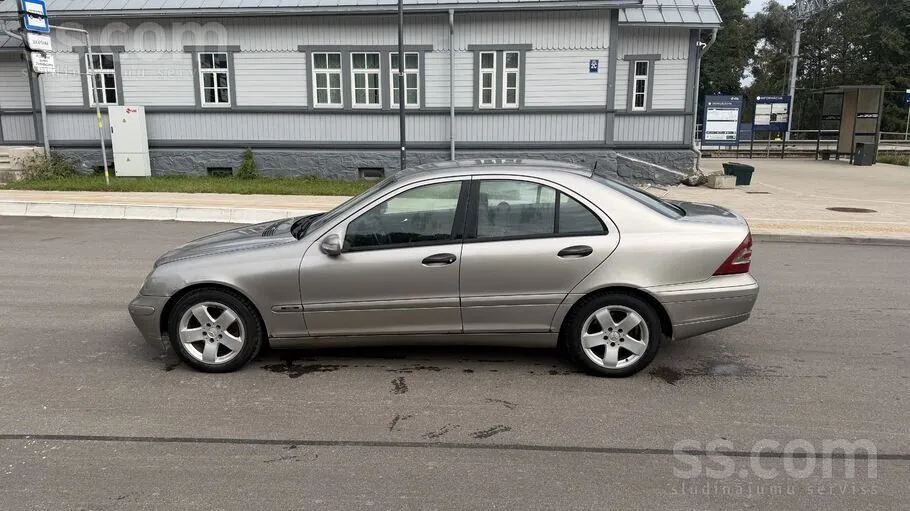 Mercedes-Benz C220 2003 photo 3