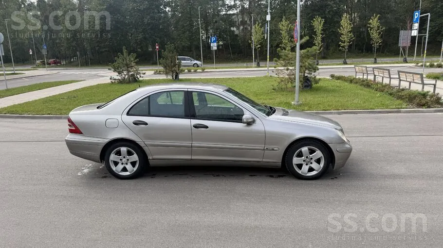 Mercedes-Benz C220 2003 photo 2