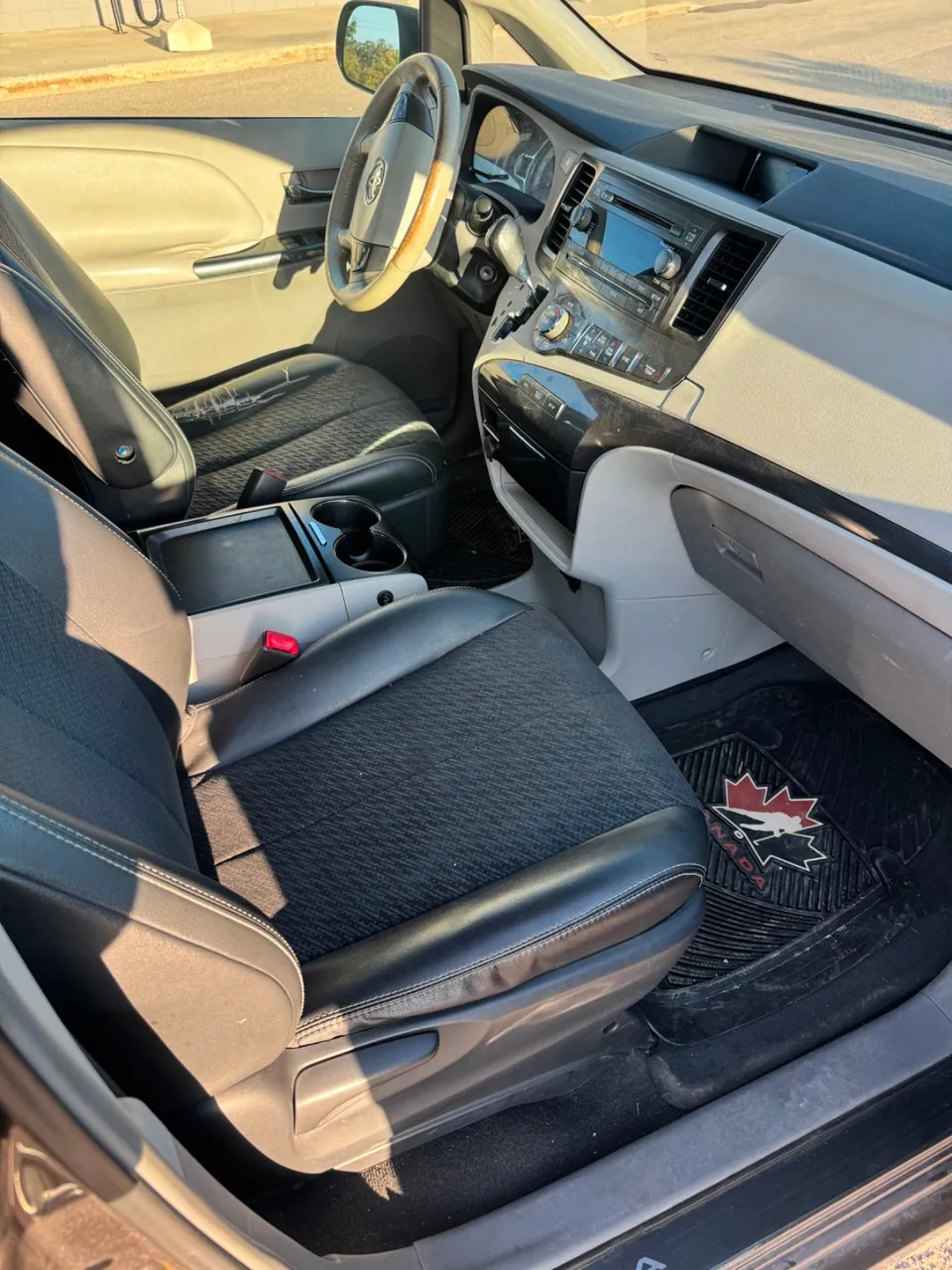 Toyota Sienna 2011 photo 4