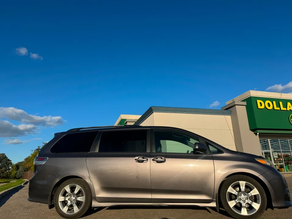 Toyota Sienna 2011 photo 5