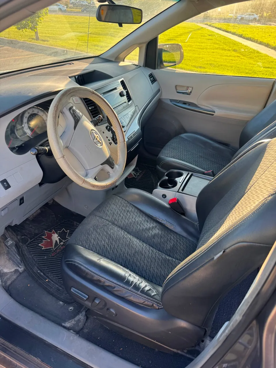 Toyota Sienna 2011 photo 3