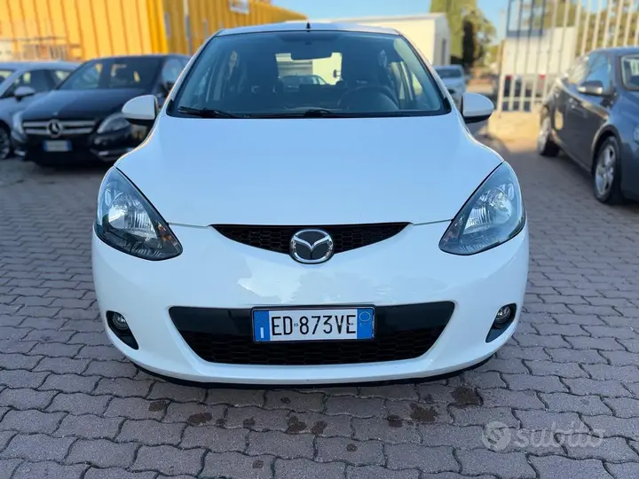 Mazda Mazda2 2010 photo 2