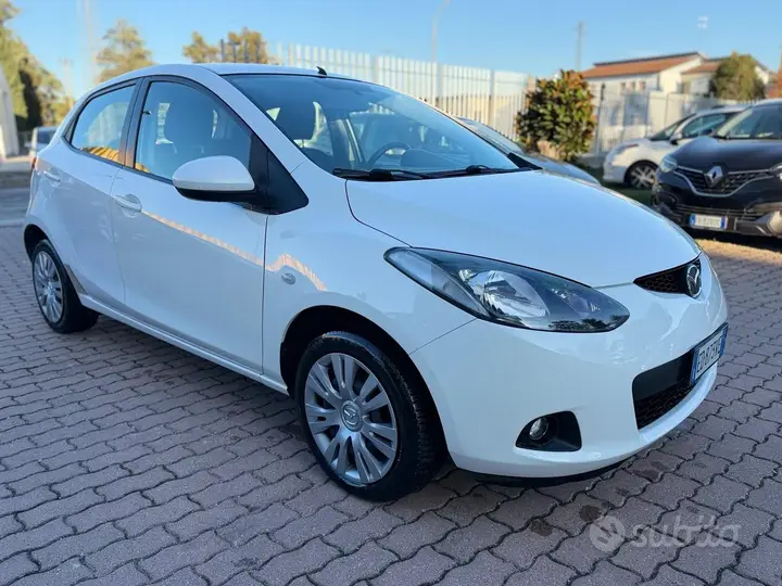 Mazda Mazda2 2010 photo 3