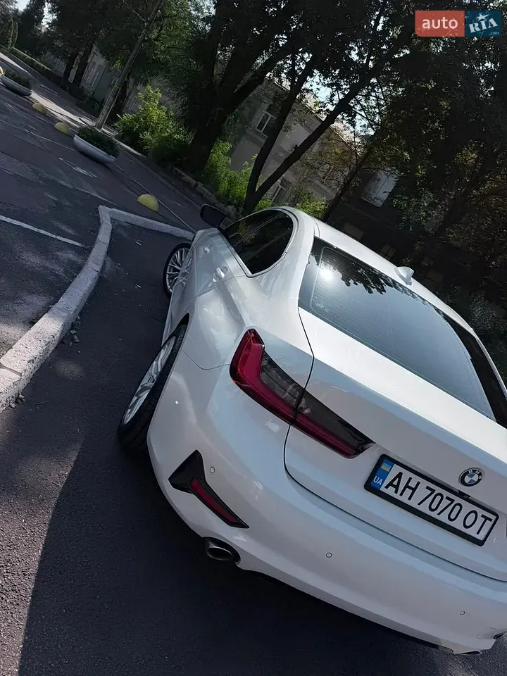 BMW 3 Series 2019 photo 2