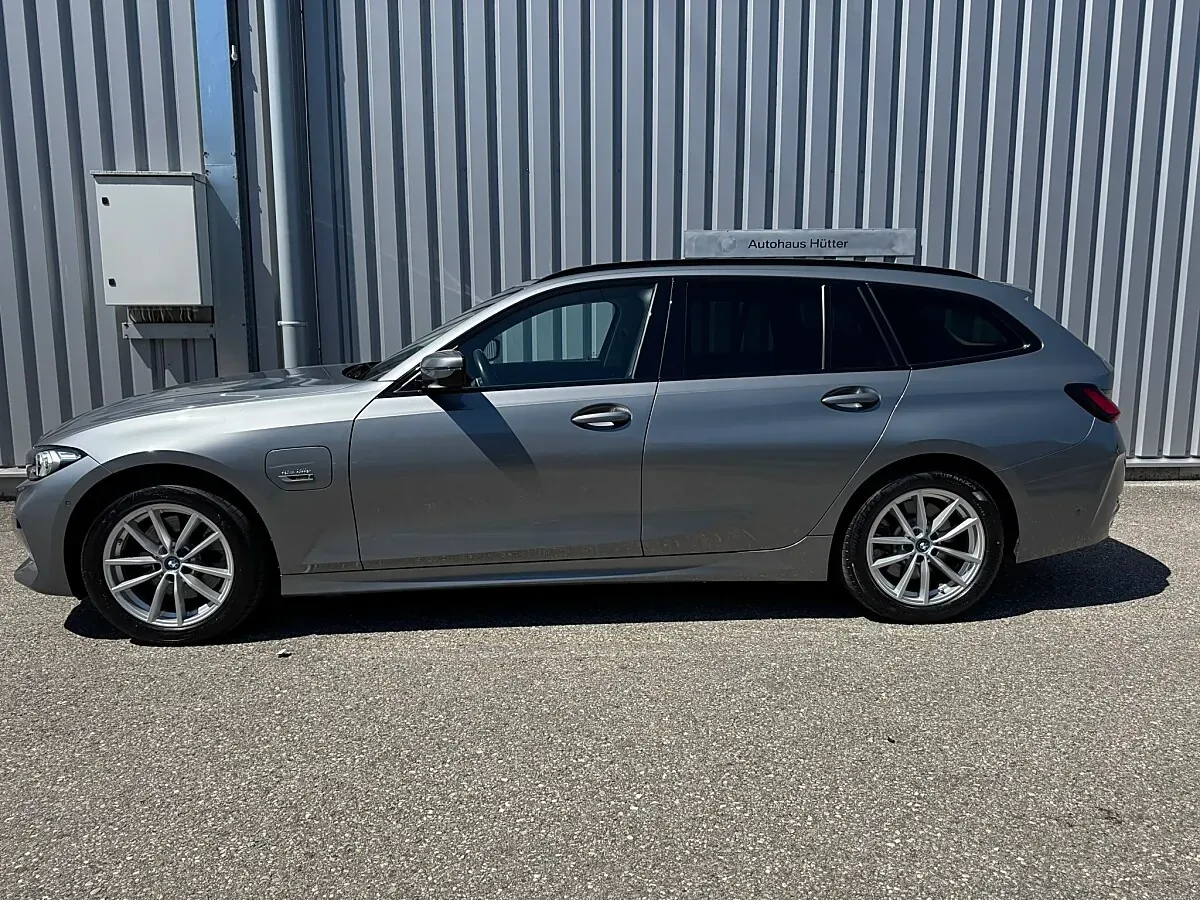 BMW 3 Series 2023 photo 3