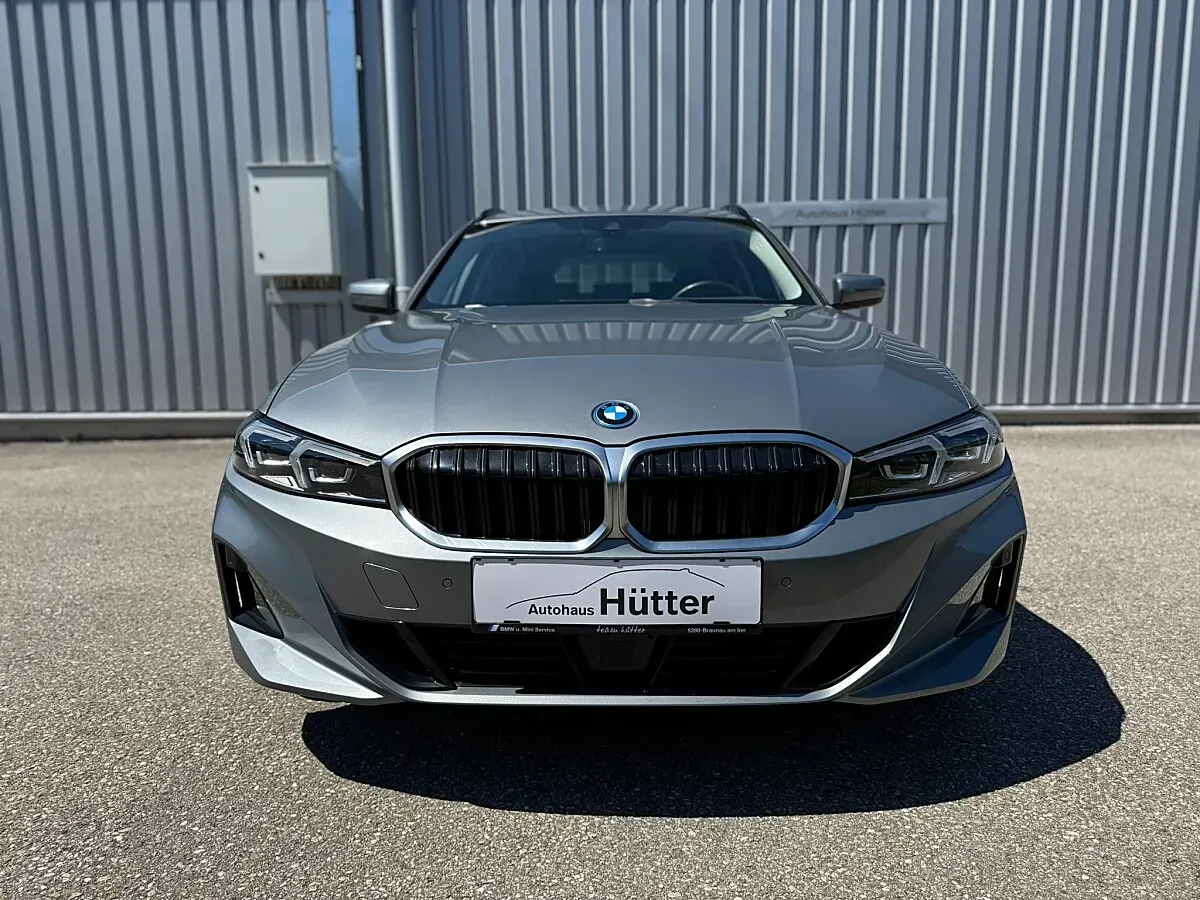 BMW 3 Series 2023 photo 2