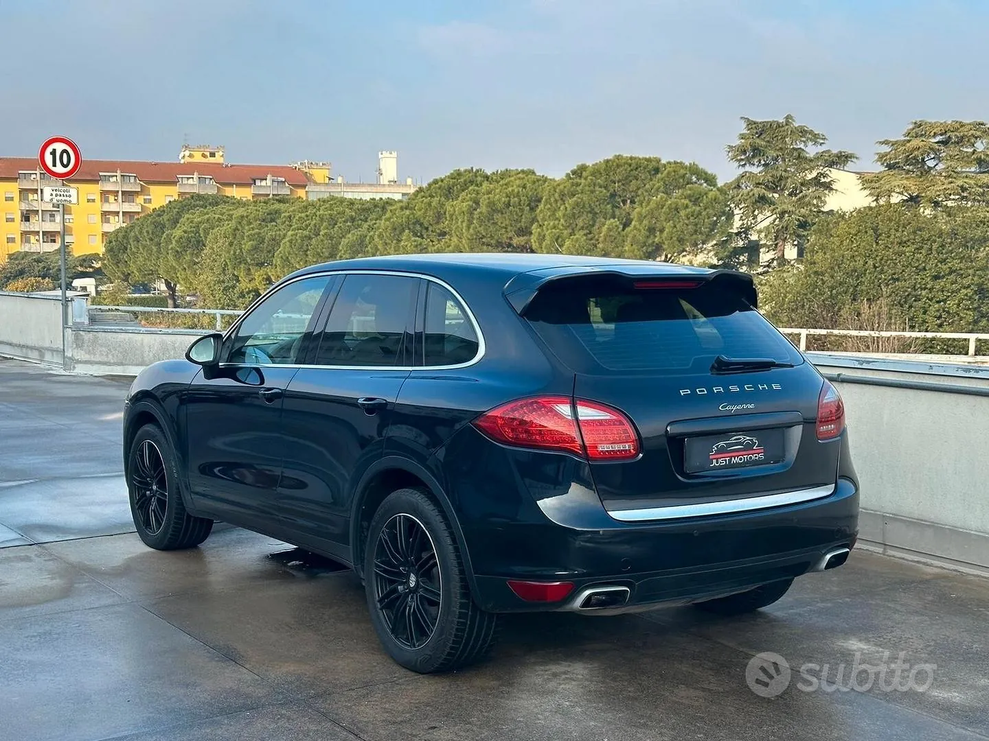 Porsche Cayenne 2011 photo 2