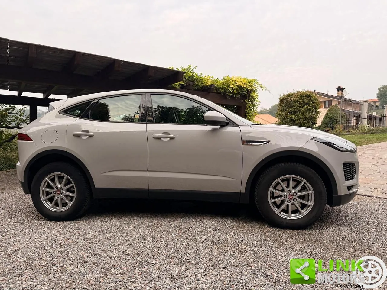 Jaguar E-Pace 2018 photo 4
