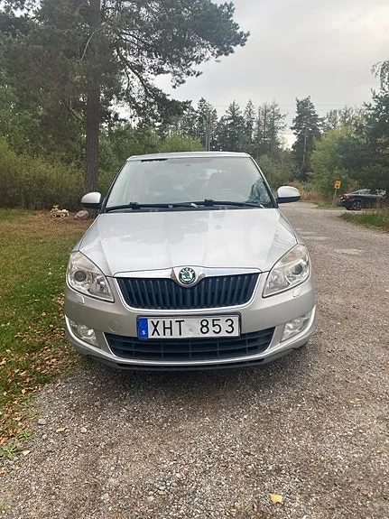 Skoda Fabia 2011 photo 2