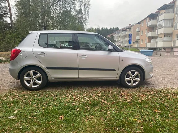 Skoda Fabia 2011 photo 3