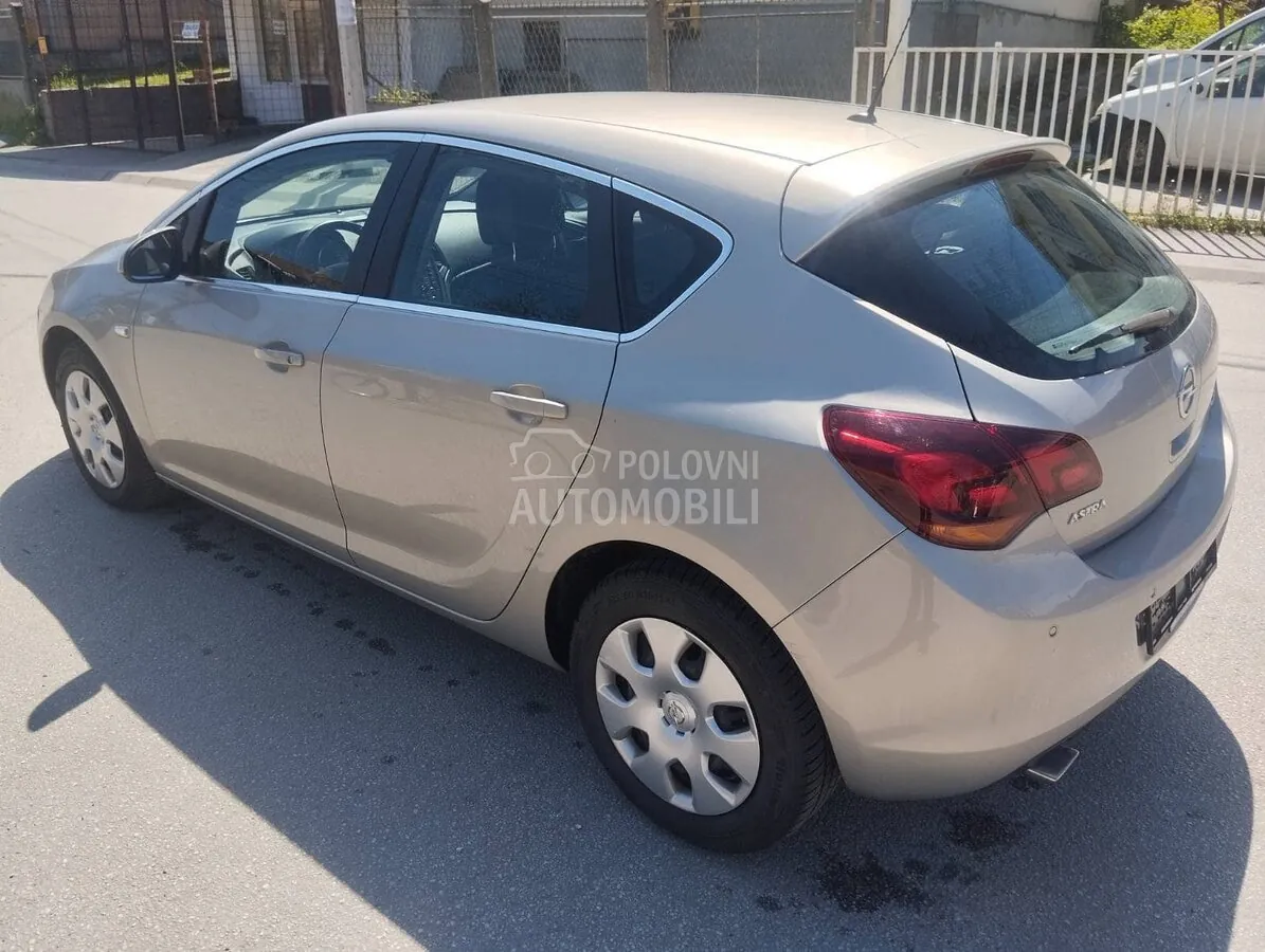 Opel Astra J 2010 photo 2