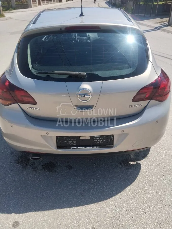 Opel Astra J 2010 photo 3