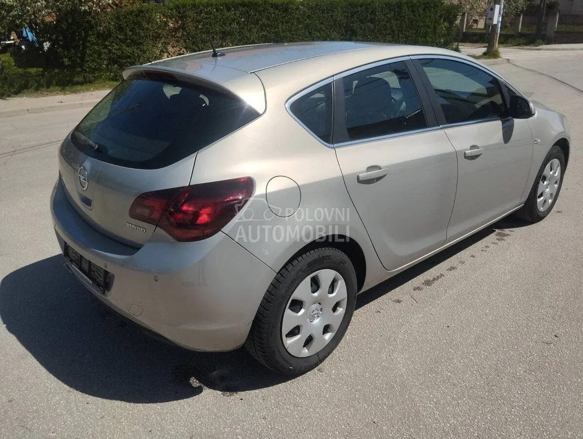 Opel Astra J 2010 photo 5
