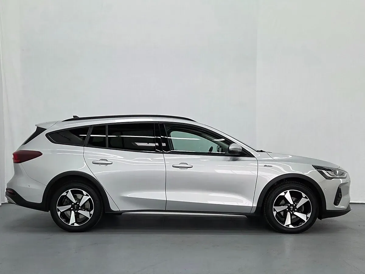 Ford Focus 2023 photo 2