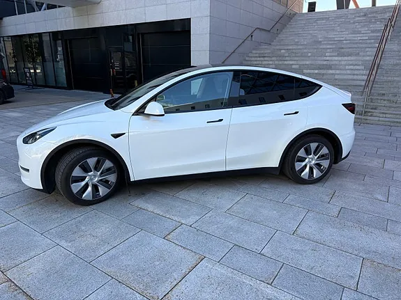 Tesla Model Y 2024 photo 2