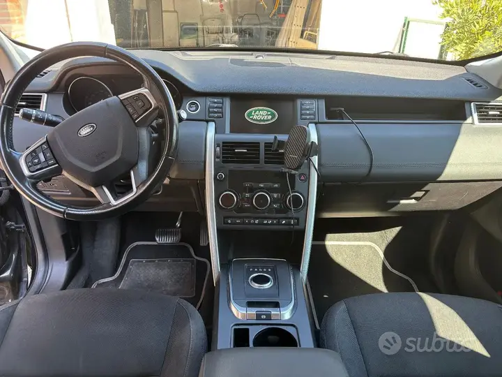 Land Rover Discovery Sport 2018 photo 2