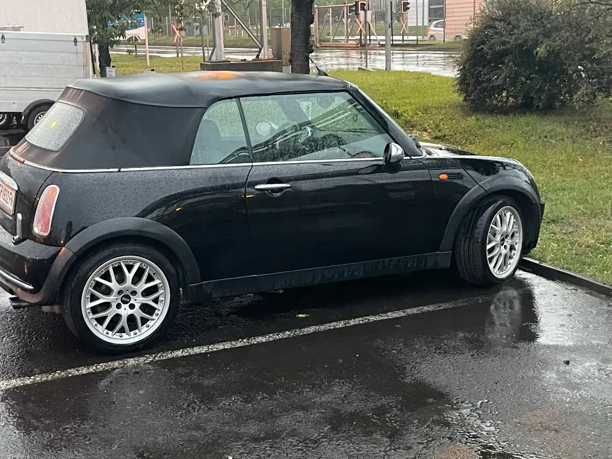 Mini Cabrio 2004 photo 2