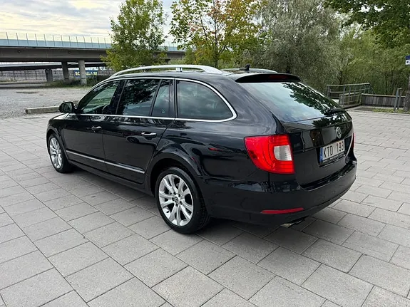 Skoda Superb 2011 photo 3