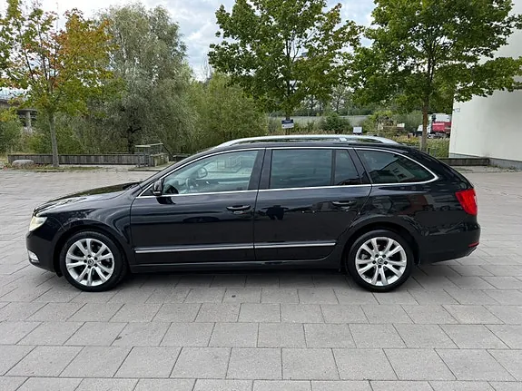 Skoda Superb 2011 photo 2