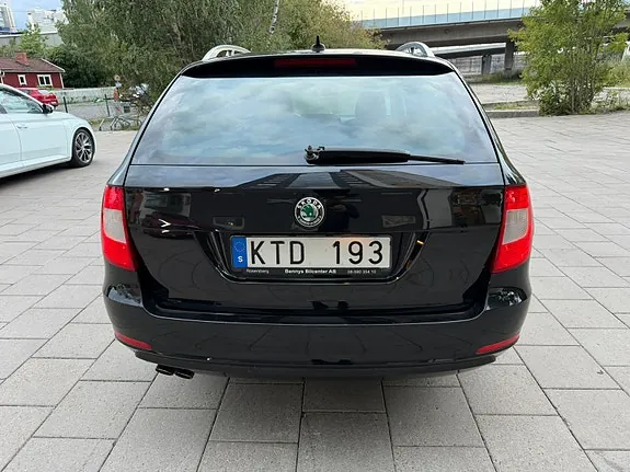 Skoda Superb 2011 photo 4