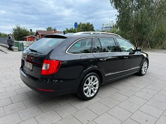 Skoda Superb 2011 photo 5