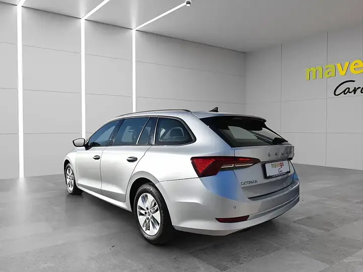 Skoda Octavia Combi 2023 photo 2