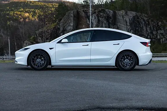 Tesla Model 3 2024 photo 4