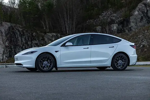 Tesla Model 3 2024 photo 3
