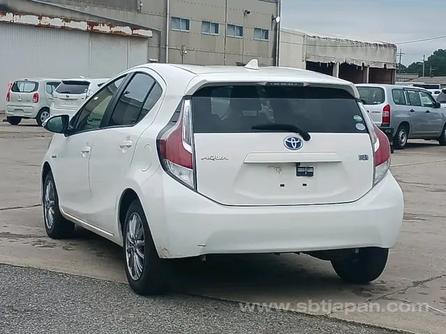 Toyota Aqua S 2017 photo 5
