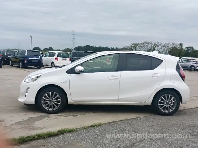 Toyota Aqua S 2017 photo 4