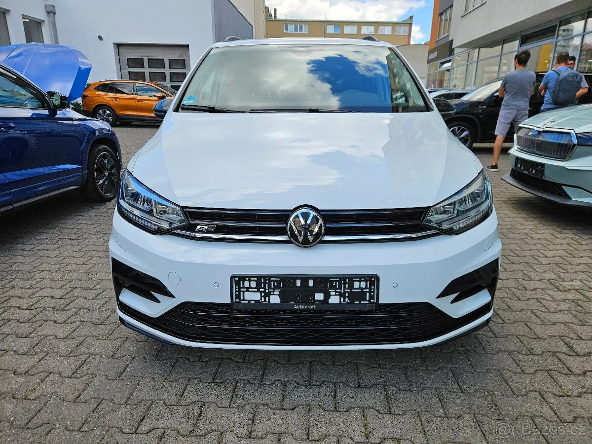 Volkswagen Touran 2023 photo 2