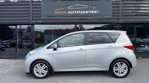 Toyota Verso-S 2012 photo 2