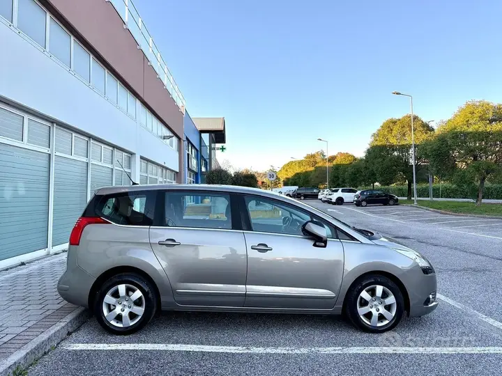 Peugeot 5008 2011 photo 5