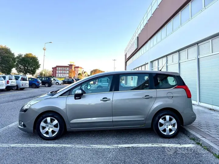 Peugeot 5008 2011 photo 4