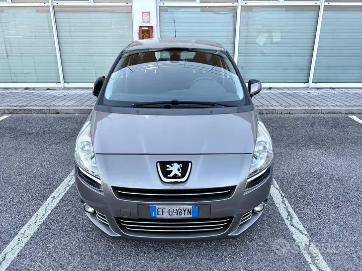 Peugeot 5008 2011 photo 2