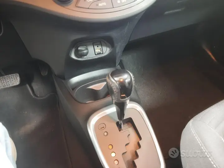 Toyota Yaris 2017 photo 4
