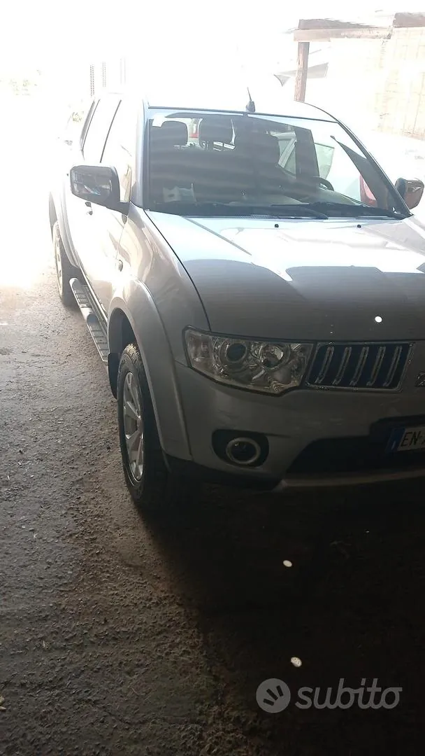 Mitsubishi L200 2012 photo 2