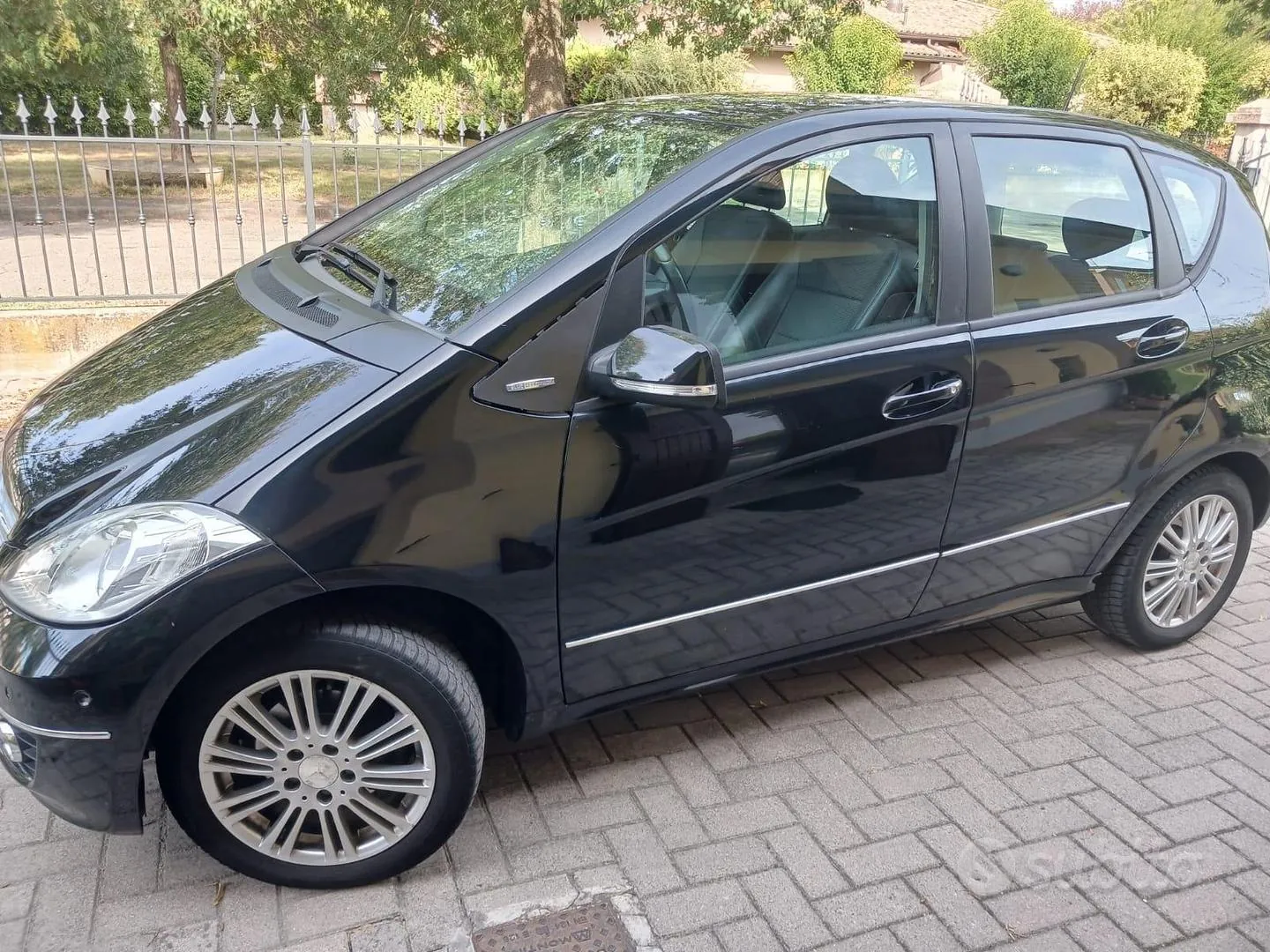 Mercedes-Benz A-Class 2011 photo 2