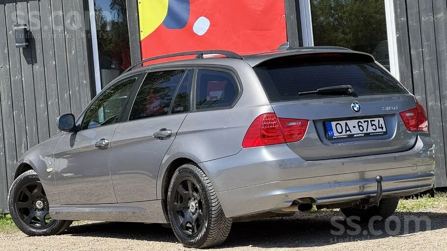 BMW 318 2009 photo 3