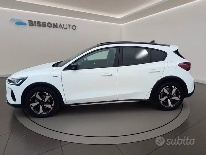 Ford Focus 2023 photo 2