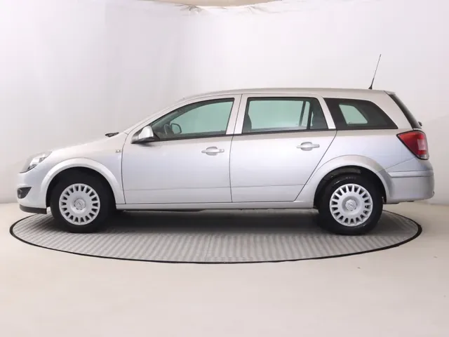 Opel Astra Sport Tourer 2012 photo 2