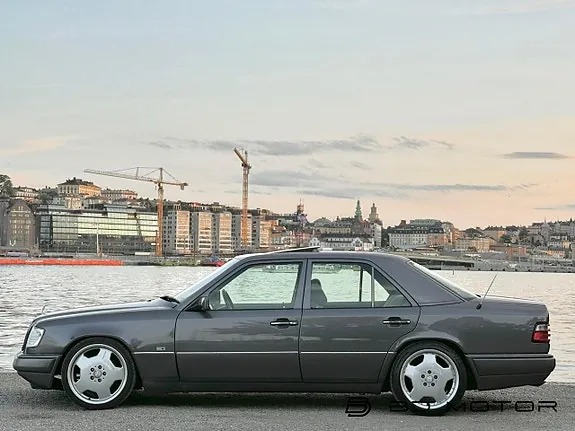 Mercedes-Benz E200 1995 photo 2
