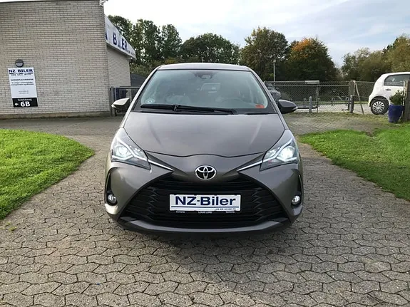 Toyota Yaris 2017 photo 2