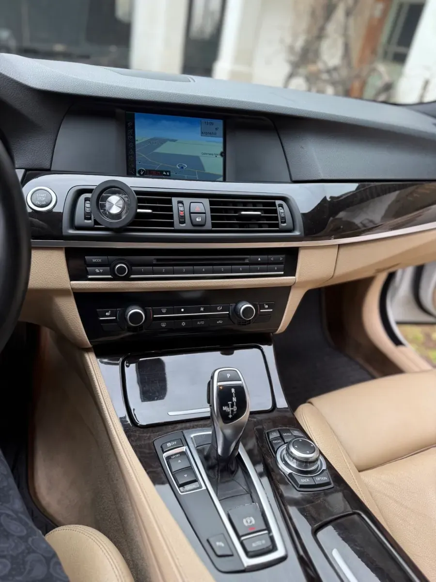 BMW 5 Series 2011 photo 2