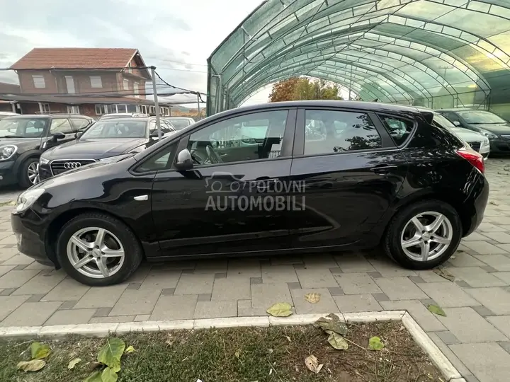 Opel Astra J 2010 photo 5