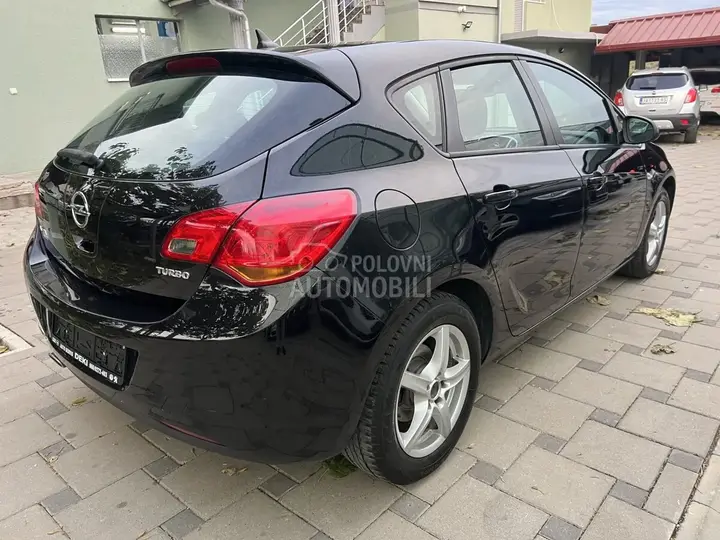 Opel Astra J 2010 photo 3