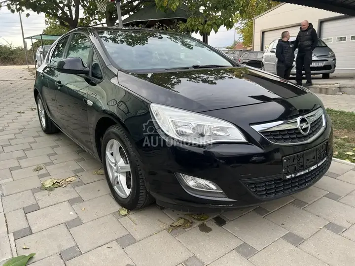 Opel Astra J 2010 photo 2