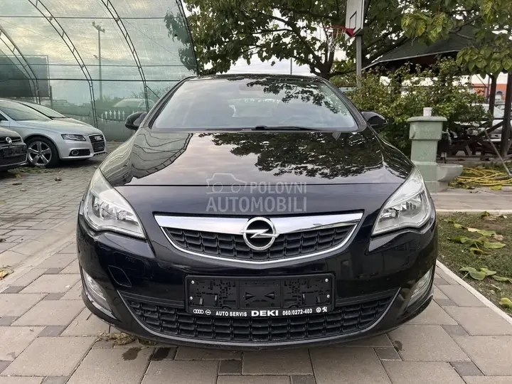 Opel Astra J 2010 photo 4